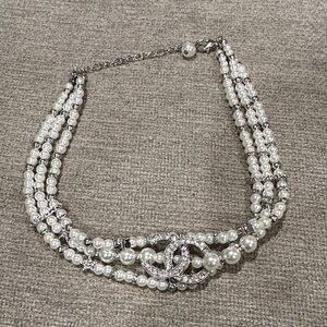 Chic Pearl Necklace with Silver Details